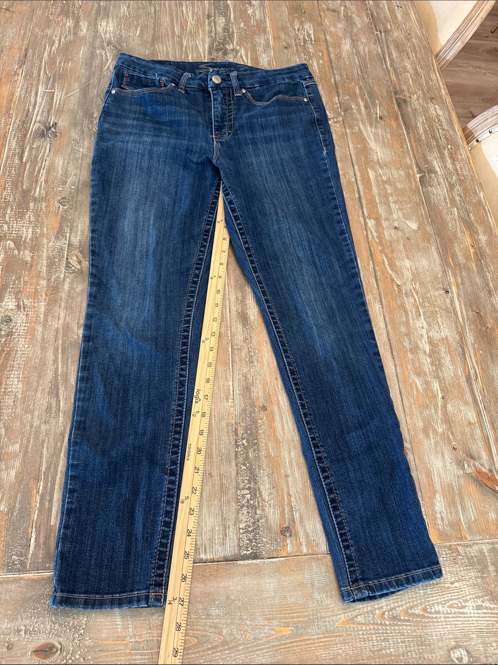 Classic Women's Dark Blue Straight-Leg Jeans
Seven 7
